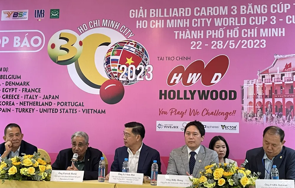 Chủ tịch Liên đoàn Billiards &amp; Snooker Việt Nam - ông Lê Sơn Hải (giữa) cùng các cộng sự mang giải đấu tầm cỡ thế giới đến TP.HCM. Ảnh: CCT.