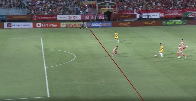 Pha bóng xác định cầu thủ SL Nghệ An không rơi vào thế việt vị...