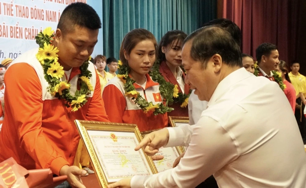 Chủ tịch UBND tỉnh Bình Định Nguyễn Phi Long tặng bằng khen cho HLV Nguyễn Thái Hòa và Đỗ Thị Kim Yến sau khi mang về thành tích đáng tự hào cho làng bóng ném quốc gia.