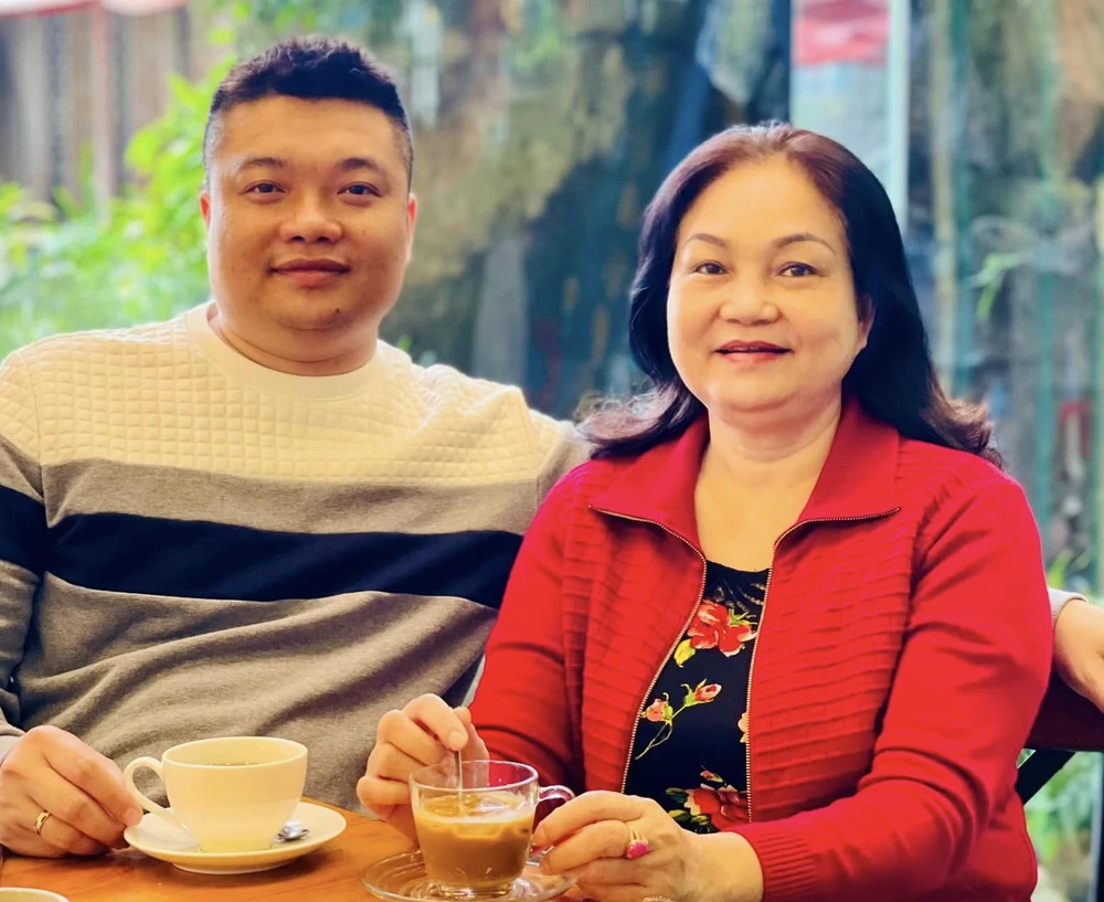 HLV Thái Hòa tâm sự về hai người phụ nữ mà anh yêu thương nhất, là chỗ dựa cho những mệt mỏi đời thường và chia sẻ niềm hạnh phúc trong cuộc sống là mẹ Nguyễn Thị Hoa và bạn đời Đỗ Thị Kim Yến.