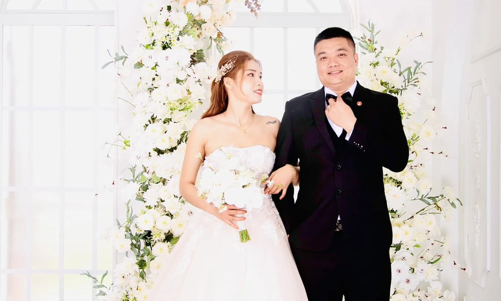 ... rồi đón cô dâu Kim Yến về nhà với lời nguyện ước trăm năm hạnh phúc.