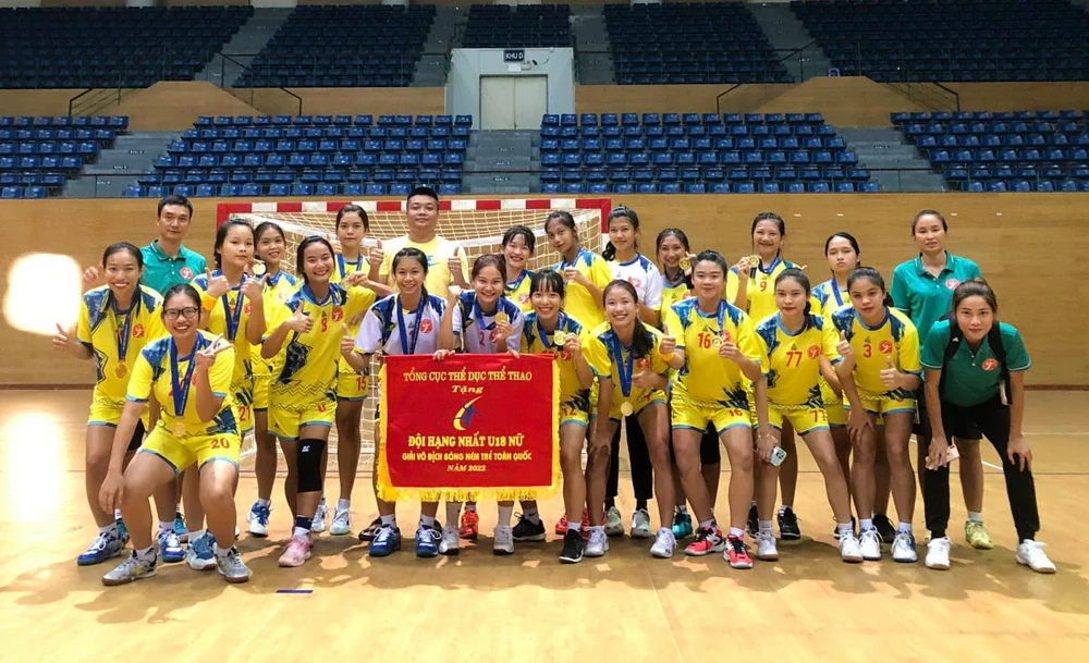 HLV Nguyễn Thái Hòa xuất thân là VĐV bóng ném Bình Định và nhanh chóng lên tuyển Việt Nam từng vô địch các kỳ SEA Games. Sau khi tốt nghiệp Đại học, chàng trai trẻ có thân hình hộ pháp chuyển sang huấn luyện, đào tạo các mầm non bóng ném nữ cho tỉnh nhà lẫn quốc gia.