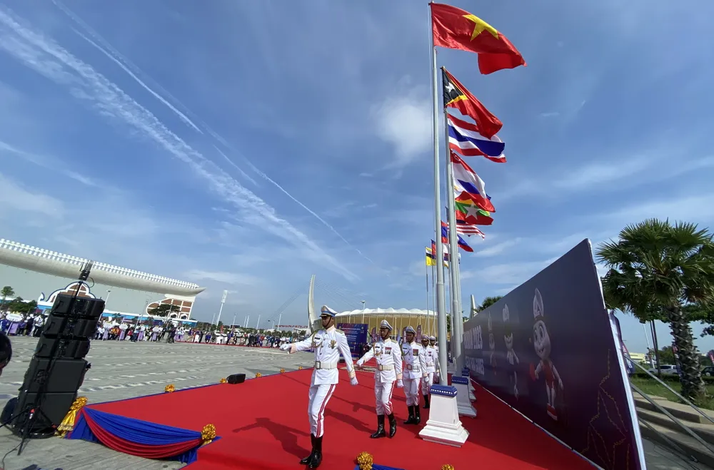 Lễ thượng cờ 11 quốc gia tranh tài ở Para Games diễn ra ngày 2-6 tại sân vận động Morodok Tecno...