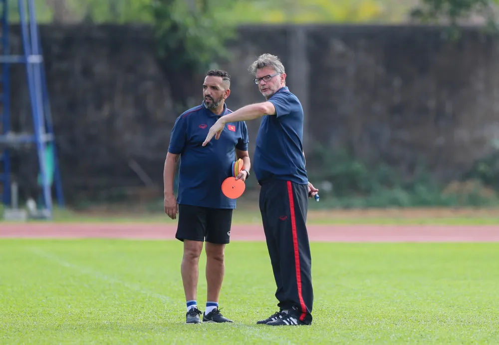 Ông thầy người Pháp sẽ cho học trò đá hai trận giao hữu với các đối thủ trong nước. Ảnh: ANH PHƯƠNG. Ông thầy người Pháp sẽ cho học trò đá hai trận giao hữu với các đối thủ trong nước. Ảnh: ANH PHƯƠNG.