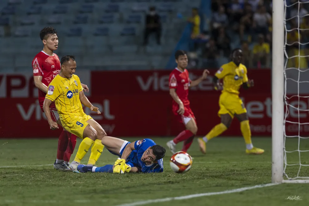 SL Nghệ An thua liền hai trận ở sân Hàng Đẫy khiến cho HLV Huy Hoàng phải nộp đơn xin từ chức. Ảnh: HẢI THỊNH.