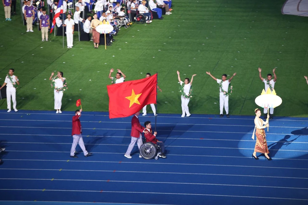 ... và đoàn Việt Nam diễu hành qua lễ đài với sự chào đón thân thiện của nước chủ nhà Campuchia. ẢNh: ANH DƯƠNG. ... và đoàn Việt Nam diễu hành qua lễ đài với sự chào đón thân thiện của nước chủ nhà Campuchia. ẢNh: ANH DƯƠNG.