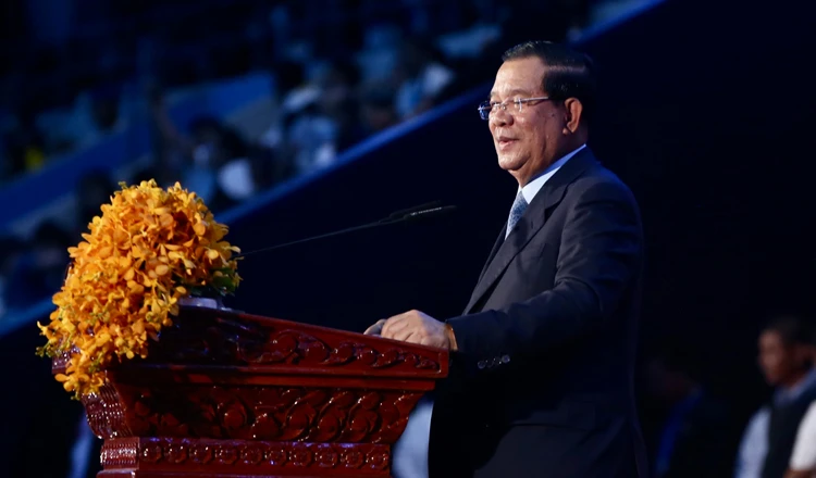Thủ tướng Hun Sen và Phu nhân chủ trì buổi lễ khai mạc hoành tráng tại sân vận động Quốc gia Morodok Techno đêm 3-6... Thủ tướng Hun Sen và Phu nhân chủ trì buổi lễ khai mạc hoành tráng tại sân vận động Quốc gia Morodok Techno đêm 3-6...