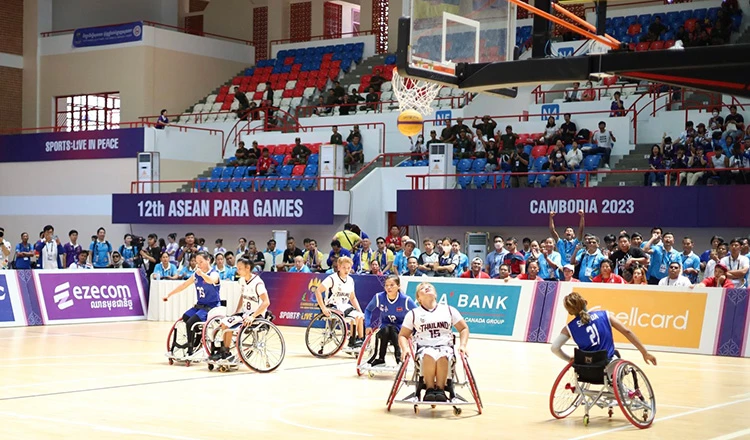 Bóng rổ xe lăn nữ 3x3 của chủ nhà Campuchia đã giành vàng đầu tiên ở Para Games 12. Ảnh: ANH DƯƠNG. Bóng rổ xe lăn nữ 3x3 của chủ nhà Campuchia đã giành vàng đầu tiên ở Para Games 12. Ảnh: ANH DƯƠNG.