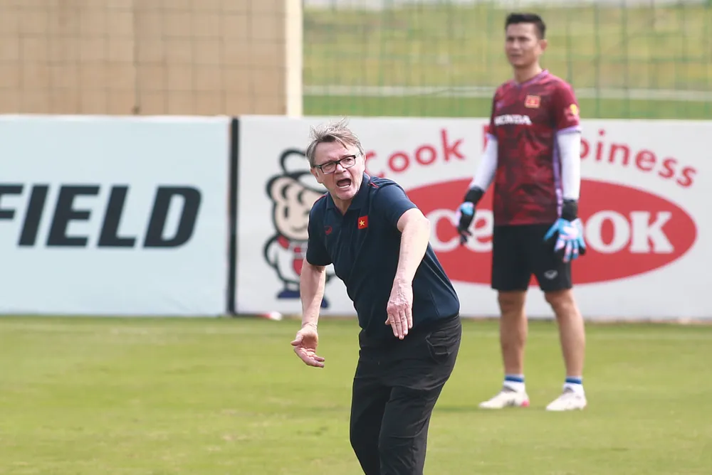 HLV Troussier nói rõ Quang Hải và Công Phượng không xứng đáng lên tuyển quốc gia. Ảnh: ANH PHƯƠNG.