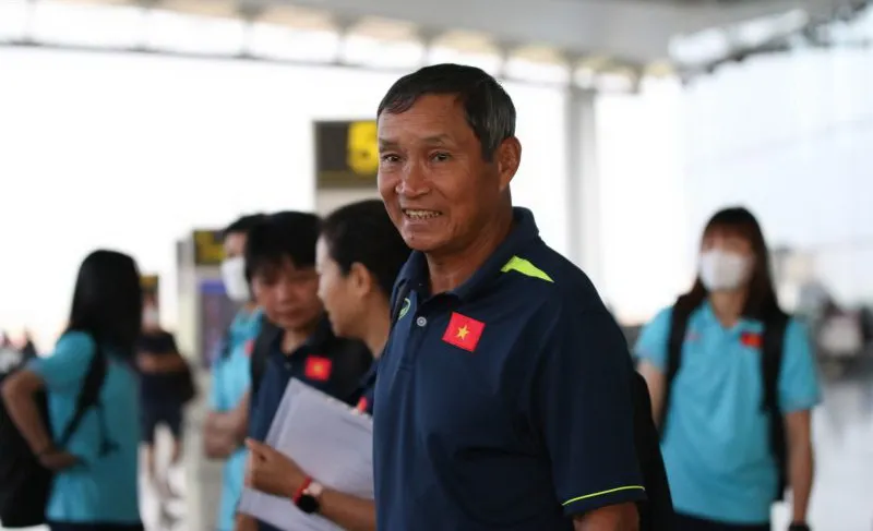 Thầy trò Mai Đức Chung đáp chuyến bay sáng 5-6 từ sân bay Nội Bài sang Đức cho chuyến tập huấn ba tuần, chuẩn bị vòng chung kết World Cup 2023. Ảnh: VFF.