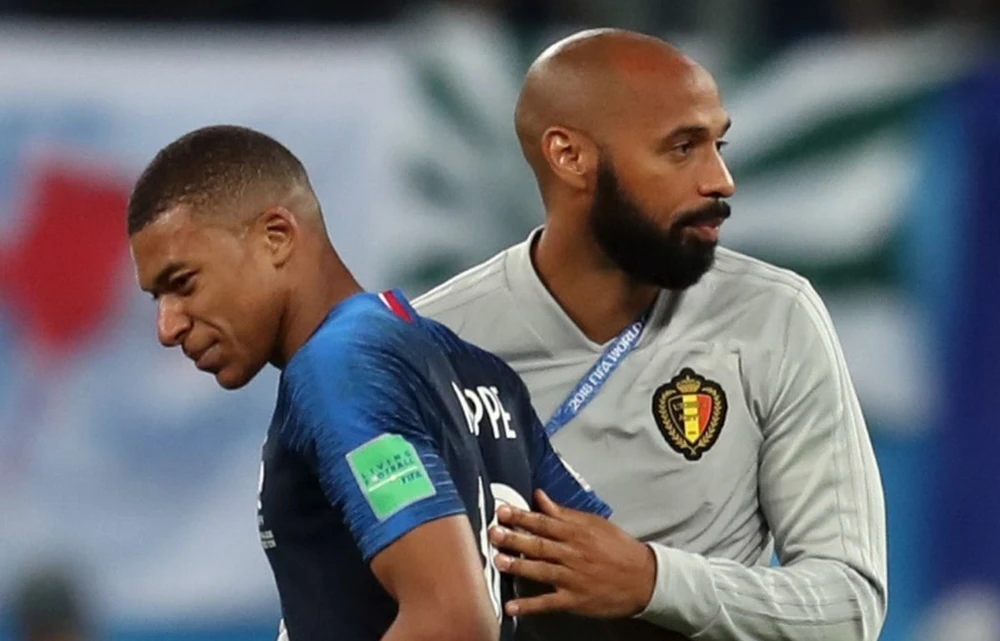Tài năng trẻ Mbappe chào đón đàn anh Henry về chung đội PSG. Ảnh: GETTY.