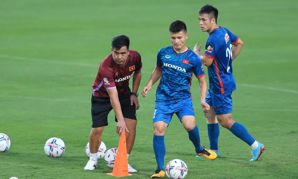 Tiền vệ Quang Hải tập luyện tích cực với đồng đội trên tuyển. Ảnh: VFF.