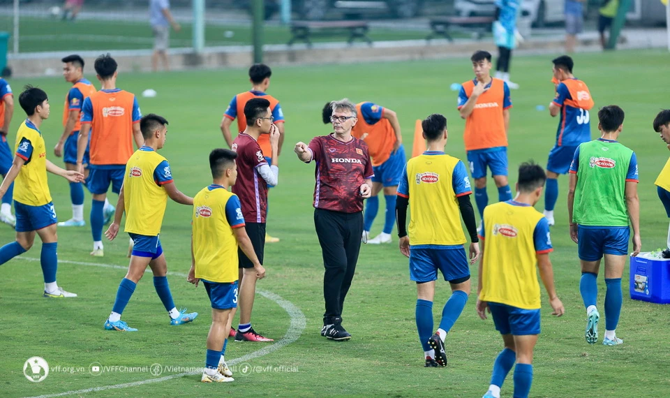 HLV Troussier điều kiển buổi tập luyện của cả 50 cầu thủ trên cùng một sân. Ảnh: VFF.