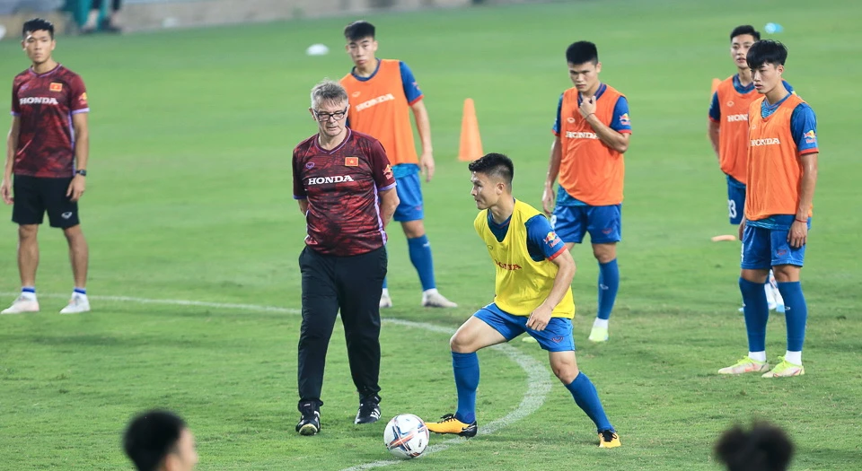 Quang Hải tích cực rèn luyện dưới sự chăm chú theo dõi của HLV Troussier sau một thời gian dài ở Pháp hiếm hoi ra sân thi đấu. Ảnh: GETTY.