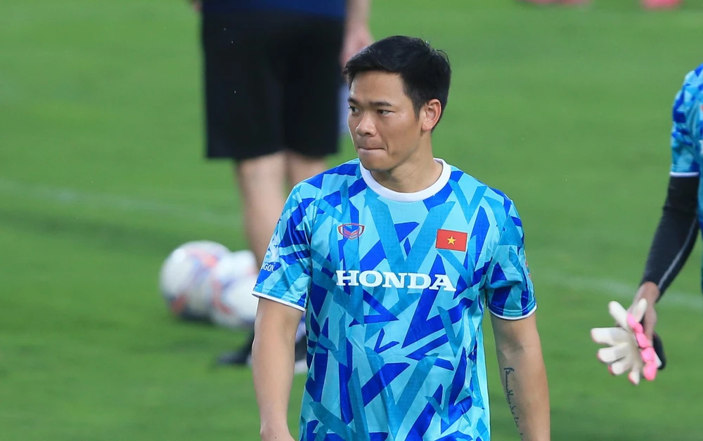 Thủ môn Nguyên Mạnh đã chia tay đội tuyển Việt Nam do chấn thương không kịp hồi phục. Ảnh: VFF.