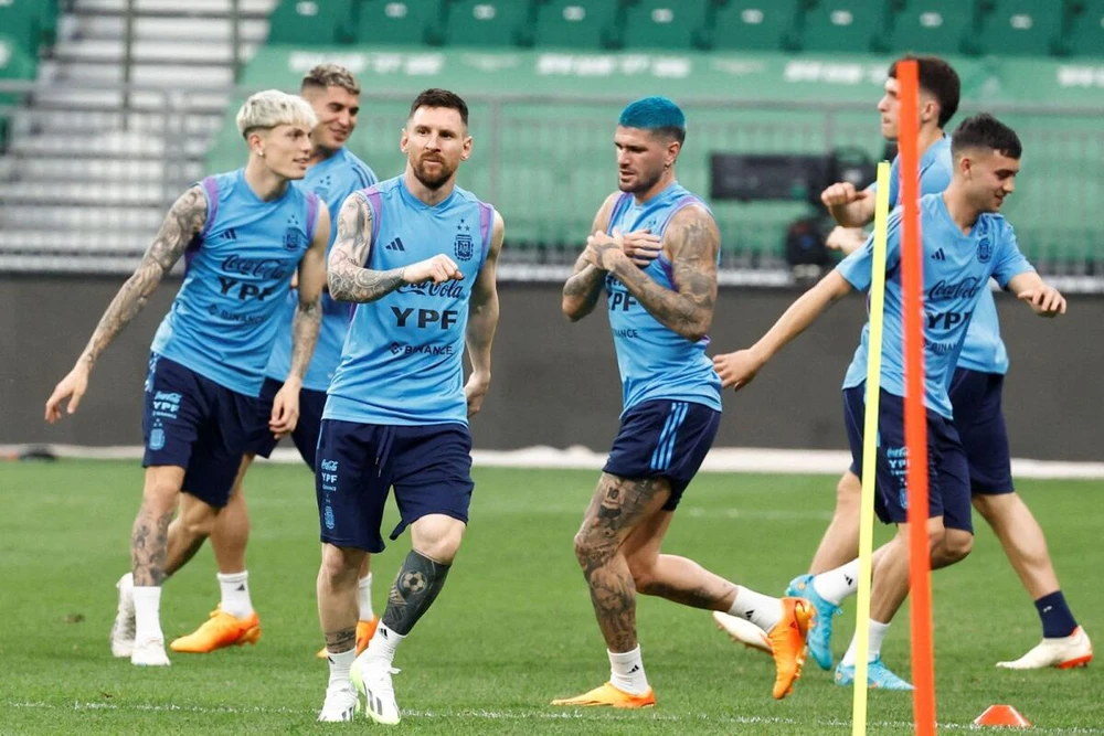Cầu thủ giành 7 Quả bóng vàng tập luyện với đồng đội Argentina ở Trung Quốc, chuẩn bị cho trận giao hữu với tuyển Úc đêm 15-6. Ảnh: GETTY.
