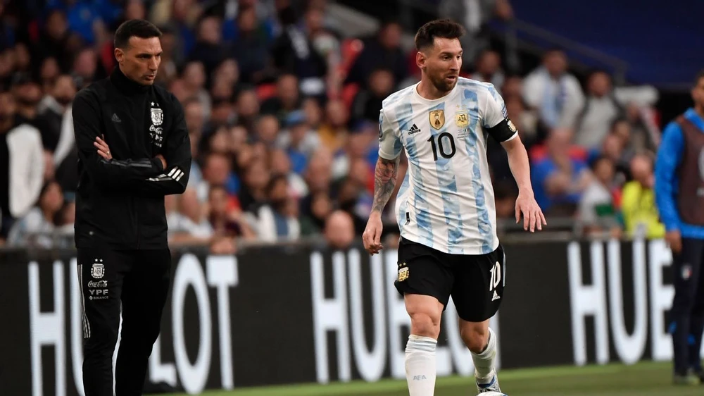 HLV Scaloni chúc mừng Messi gia nhập CLB Inter Miami có bầu không khí tốt. Ảnh: GETTY.