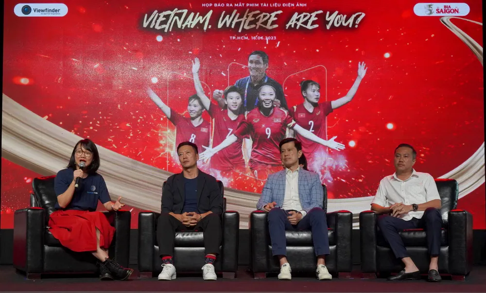 Các nhà làm phim và giới đầu tư &quot;Vietnam - Where are you?&quot; tự hào về một dự án điện ảnh quy mô lần đầu tiên về bóng đá nữ Việt Nam. Ảnh: AN.