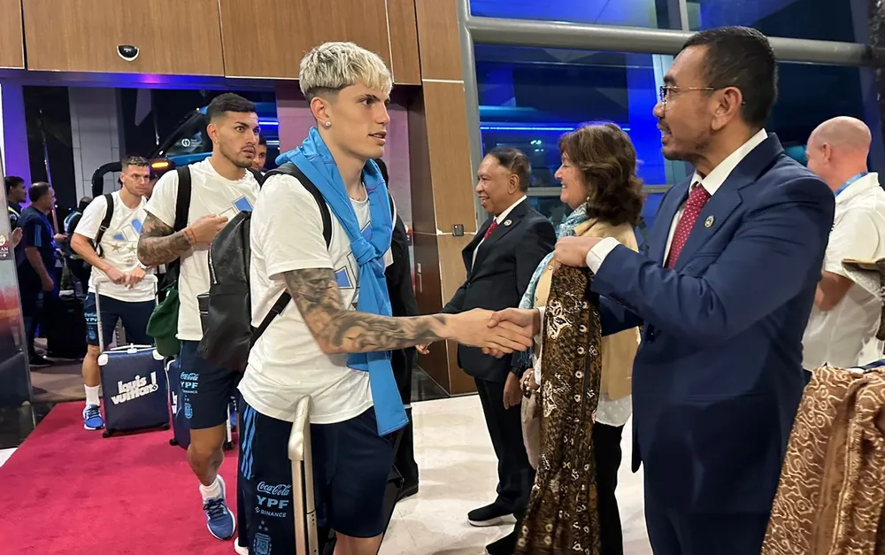 Chân sút trẻ Garnacho của Manchester United choàng khăn batik do các quan chức PSSI chào đón và trao tặng. Ảnh: GETTY. Chân sút trẻ Garnacho của Manchester United choàng khăn batik do các quan chức PSSI chào đón và trao tặng. Ảnh: GETTY.