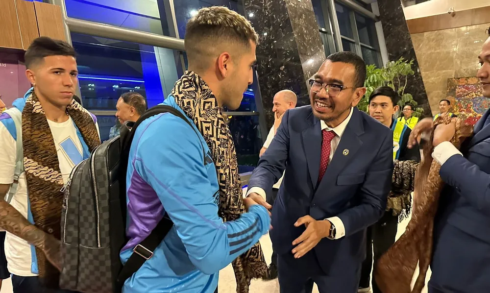 ... và sau đó anh trở lại châu Âu nghỉ ngơi mà không cùng đồng đội đá trận thứ hai ở Jakarta. Ảnh: GETTY. ... và sau đó anh trở lại châu Âu nghỉ ngơi mà không cùng đồng đội đá trận thứ hai ở Jakarta. Ảnh: GETTY.