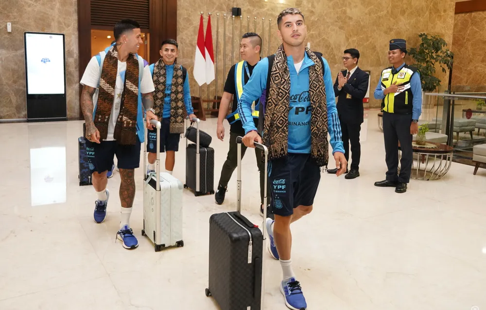 Các tuyển thủ Argentina đã đến Indonesia đêm 16-6 mà không có đội trưởng Messi. Ảnh: GETTY. Các tuyển thủ Argentina đã đến Indonesia đêm 16-6 mà không có đội trưởng Messi. Ảnh: GETTY.