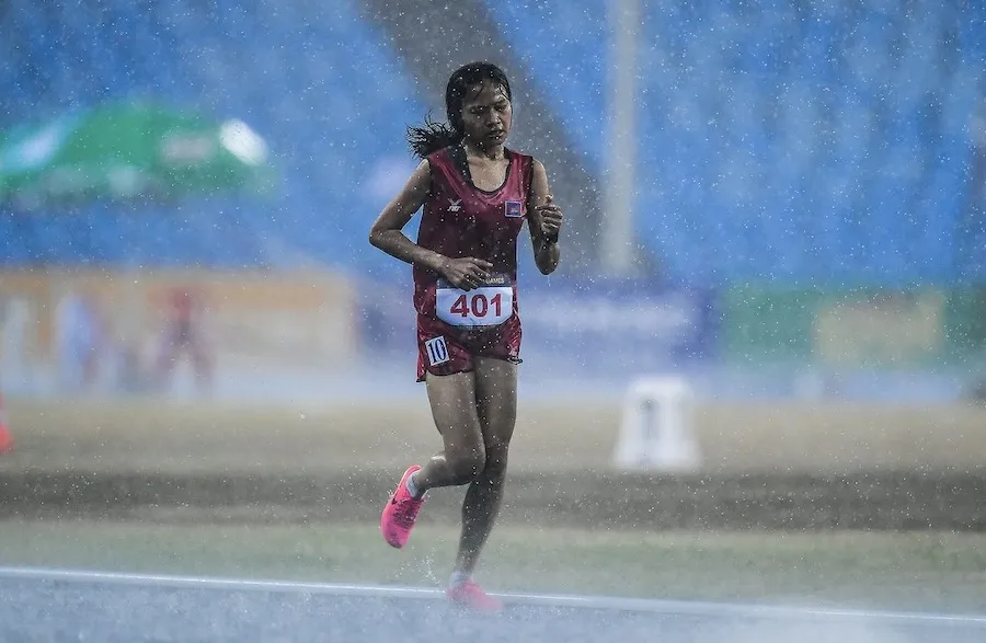 Nhân vật truyền cảm hứng tại SEA Games 32 không giới hạn trong khuôn khổ đoàn thể thao Việt Nam, cũng như thành tích xoay quanh các tấm huy chương. Hình ảnh Bou Samnang vừa chạy vừa khóc trong cơn mưa tầm tã mang đến nét đẹp thuần túy nhất của thể thao – nỗ lực chiến thắng bản thân.