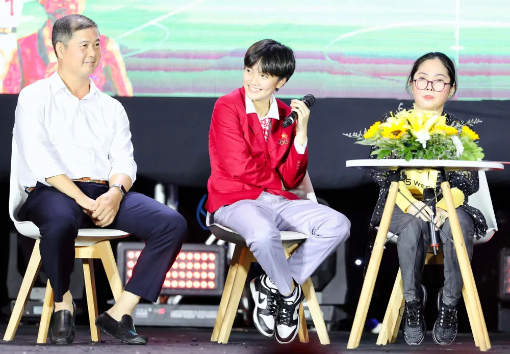 Tay vợt Trần Mai Ngọc cùng đồng đội Đinh Anh Hoàng xuất sắc mang về chiếc HCV đôi nam nữ SEA Games 32 quý giá cho bóng bàn Việt Nam, đúng 26 năm sau khi Vũ Mạnh Cường và Thu Thủy ghi dấu ấn tại SEA Games 1997. Thật bất ngờ khi Vũ Mạnh Cường hiện là HLV của Mai Ngọc.