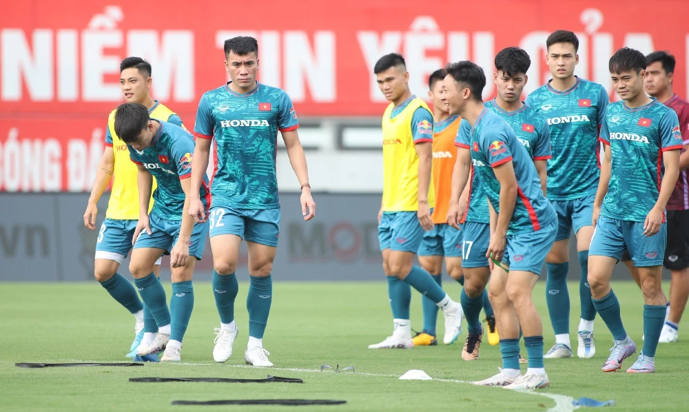 HLV Troussier đã chọn 30 cầu thủ chuẩn bị cho trận giao hữu thứ hai với Syria trên sân Thiên Trường đêm 20-6. Ảnh: ANH PHƯƠNG.