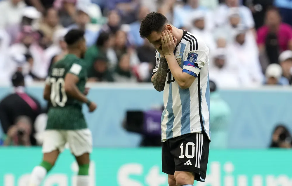 Thủ quân của tuyển Argentina thất vọng ở trận ra quân World Cup 2022 gục ngã bởi đối thủ nhỏ hơn Saudi Arabia. Ảnh: GETTY.