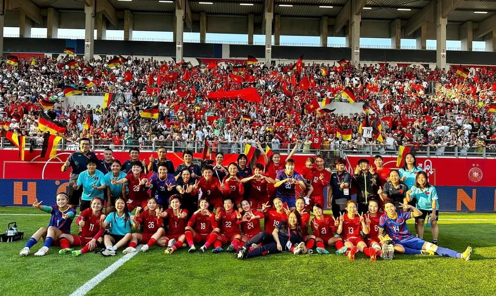 Thầy trò Mai Đức Chung có trận giao hữu thua chủ nhà tuyển nữ Đức 1-2. Ảnh: ANH PHƯƠNG.