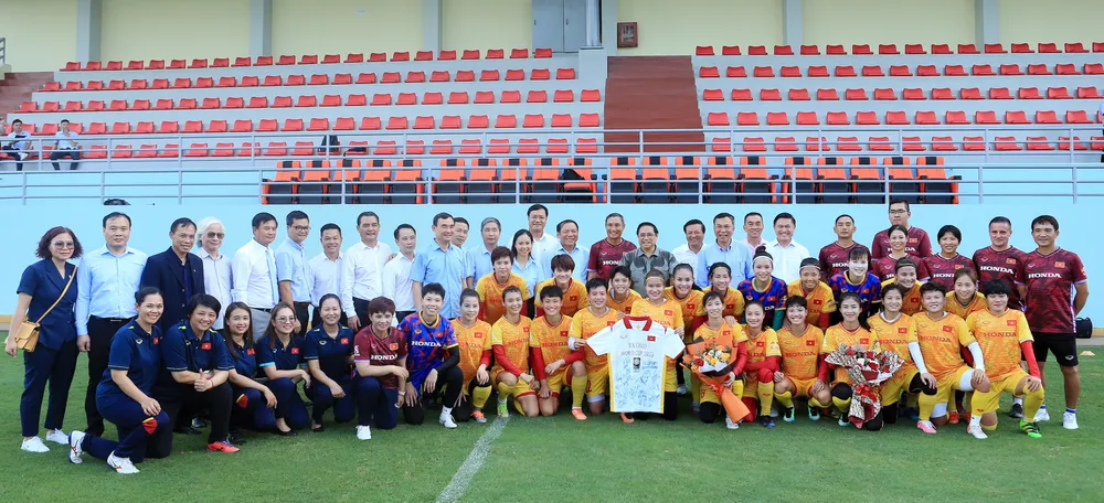 Thủ tướng Phạm Minh Chính động viên thầy trò Mai Đức Chung trước giờ lên đường sang New Zealand. Ảnh: ANH THỎA. Thủ tướng Phạm Minh Chính động viên thầy trò Mai Đức Chung trước giờ lên đường sang New Zealand. Ảnh: ANH THỎA.