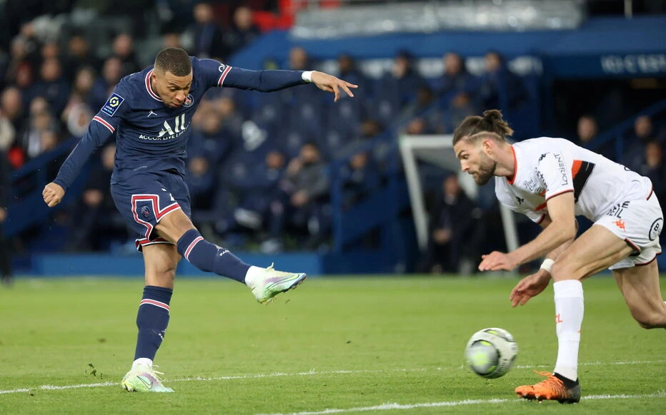 Tiền đạo người Pháp muốn ở lại PSG thêm một năm để trở thành cầu thủ tự do vào mùa hè năm sau. Ảnh: GETTY.