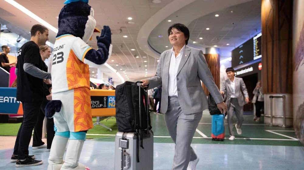 HLV thủ môn Kim Hồng lịch lãm trong bộ vest xám khi đến sân bay quốc tế Auckland. Ảnh: CCT.