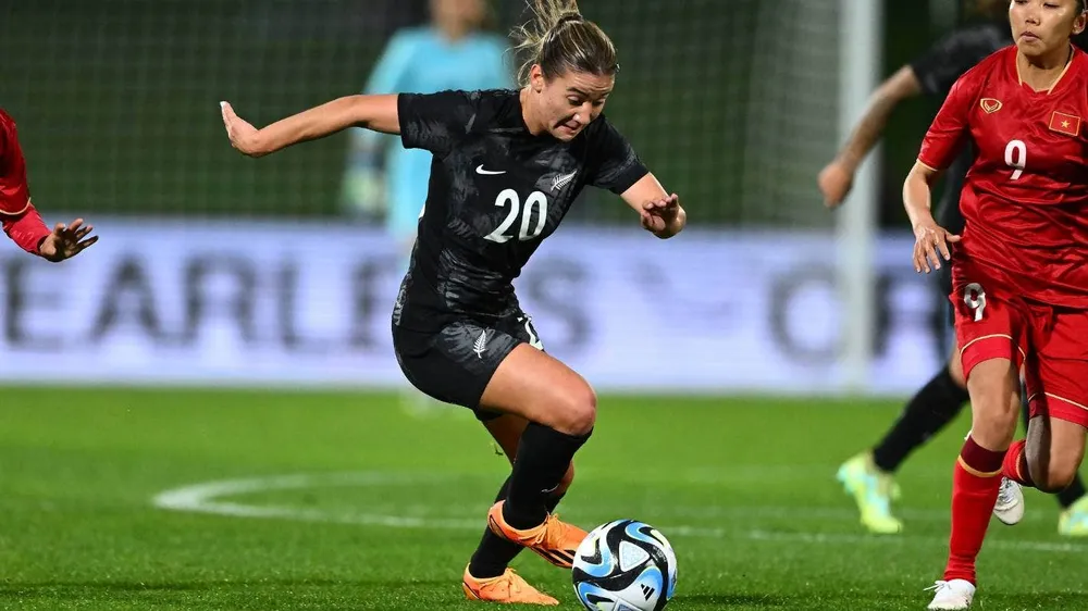 Tuyển nữ New Zealand với thể hình và thể lực vượt trội đã giành chiến thắng các cô gái Việt Nam 2-0 trong trận đá tập chuẩn bị World Cup trên sân nhà. Ảnh: AN. Tuyển nữ New Zealand với thể hình và thể lực vượt trội đã giành chiến thắng các cô gái Việt Nam 2-0 trong trận đá tập chuẩn bị World Cup trên sân nhà. Ảnh: AN.