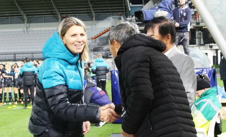 HLV Mai Đức Chung và nữ đồng nghiệp Jitka Klimkova bắt tay nhau trước trận đấu. Ảnh: VFF. HLV Mai Đức Chung và nữ đồng nghiệp Jitka Klimkova bắt tay nhau trước trận đấu. Ảnh: VFF.