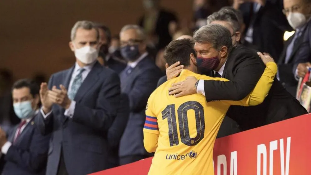 Chủ tịch Laporta mong mỏi giúp Barca trở lại thời hoàng kim như khi ông có Messi. Ảnh: GETTY.