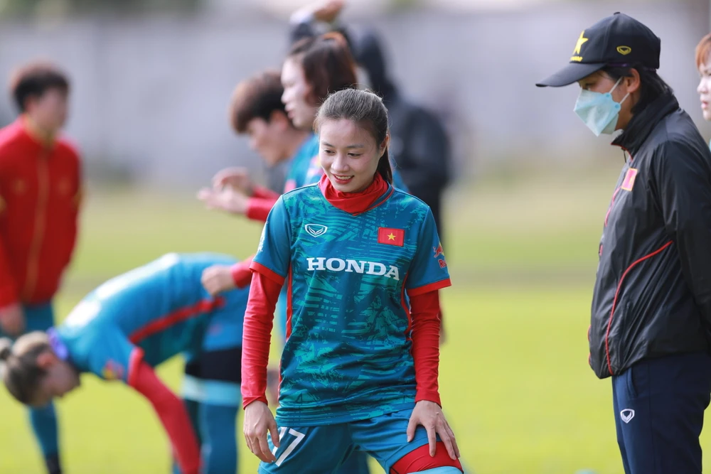 Trợ lý Kim Chi luôn sát cánh với các nữ tuyển thủ Việt Nam nhưng HLV Mai Đức Chung vẫn chỉ đạo chính ở những trận đấu vòng bảng E World Cup 2023. Ảnh: ANH PHƯƠNG. Trợ lý Kim Chi luôn sát cánh với các nữ tuyển thủ Việt Nam nhưng HLV Mai Đức Chung vẫn chỉ đạo chính ở những trận đấu vòng bảng E World Cup 2023. Ảnh: ANH PHƯƠNG.