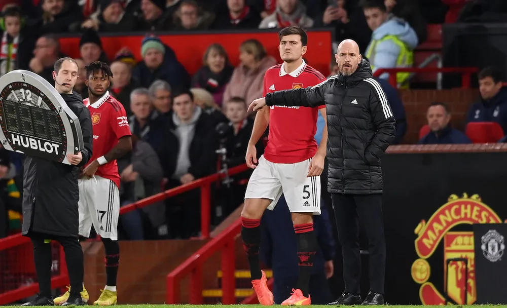 HLV Ten Hag đã nhiều lần đặt Maguire trên ghế dự bị khiến vị trí ở tuyển Anh của trung vệ này bị đe dọa. Ảnh: GETTY.