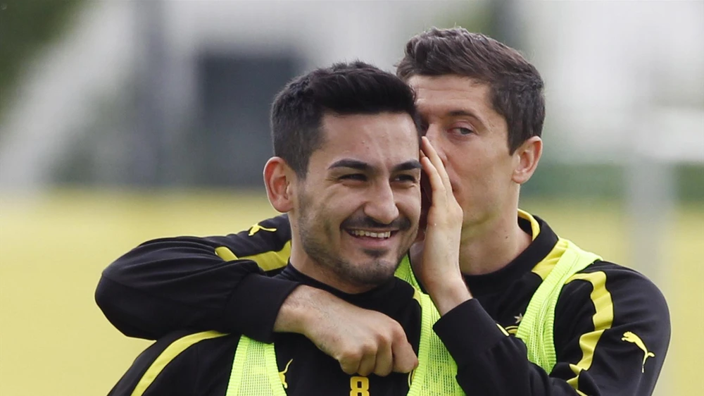 Gundogan thân thiện với Lewandowski. Ảnh: GETTY.
