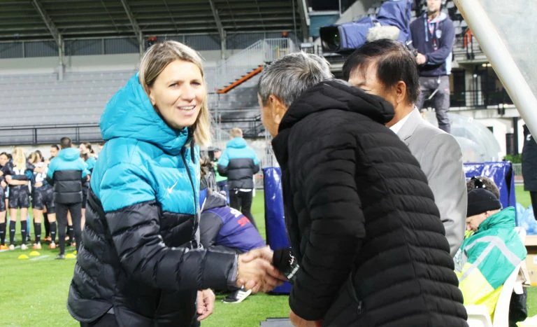 HLV Jitka Klimkova của tuyển nữ New Zealand bắt tay HLV Mai Đức Chung trong một trận giao hữu. Ảnh: AN.