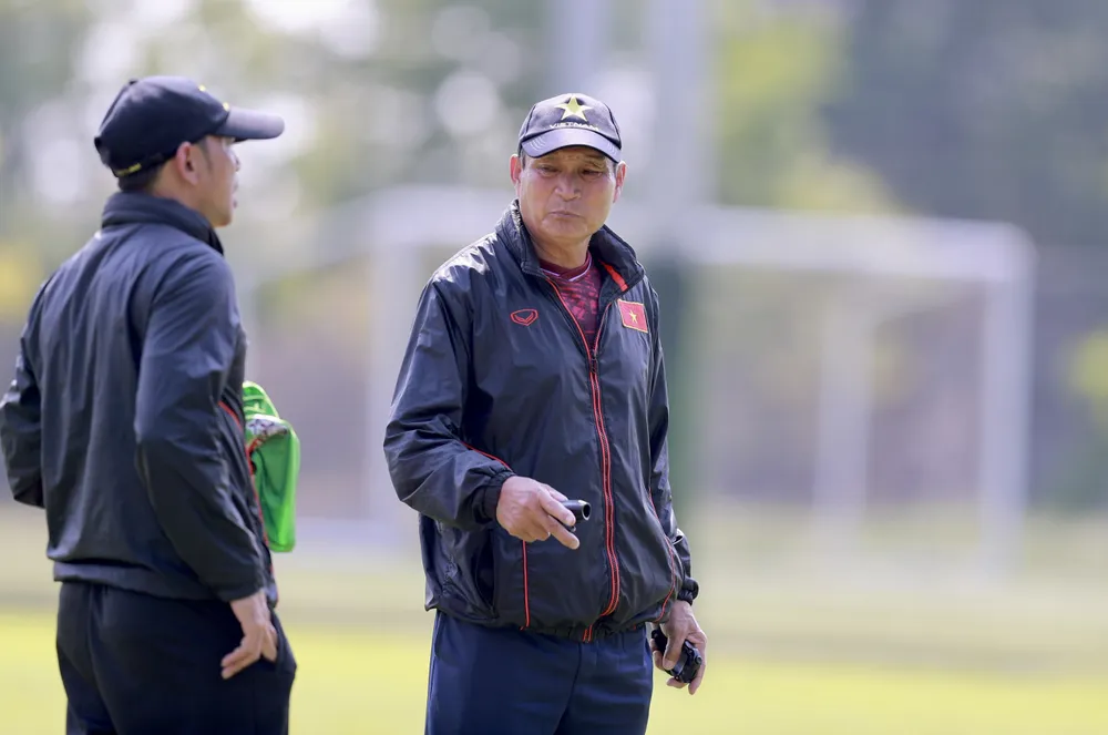 HLV Mai Đức Chung và các cộng sự tính toán kỹ cách sử dụng nhân sự, đặc biệt ở hàng phòng ngự khi chạm trán những đối thủ lớn. Ảnh: ANH PHƯƠNG.