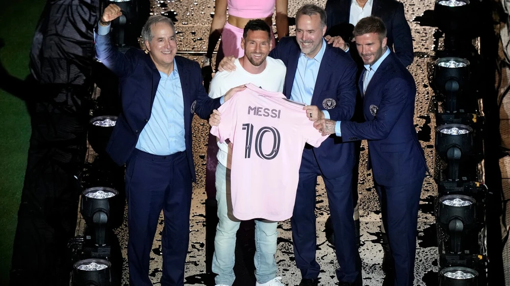 Beckham và những đồng sở hữu CLB Inter Miami vui mừng với sự gia nhập làng bóng Mỹ của siêu sao Messi. Ảnh: GETTY.