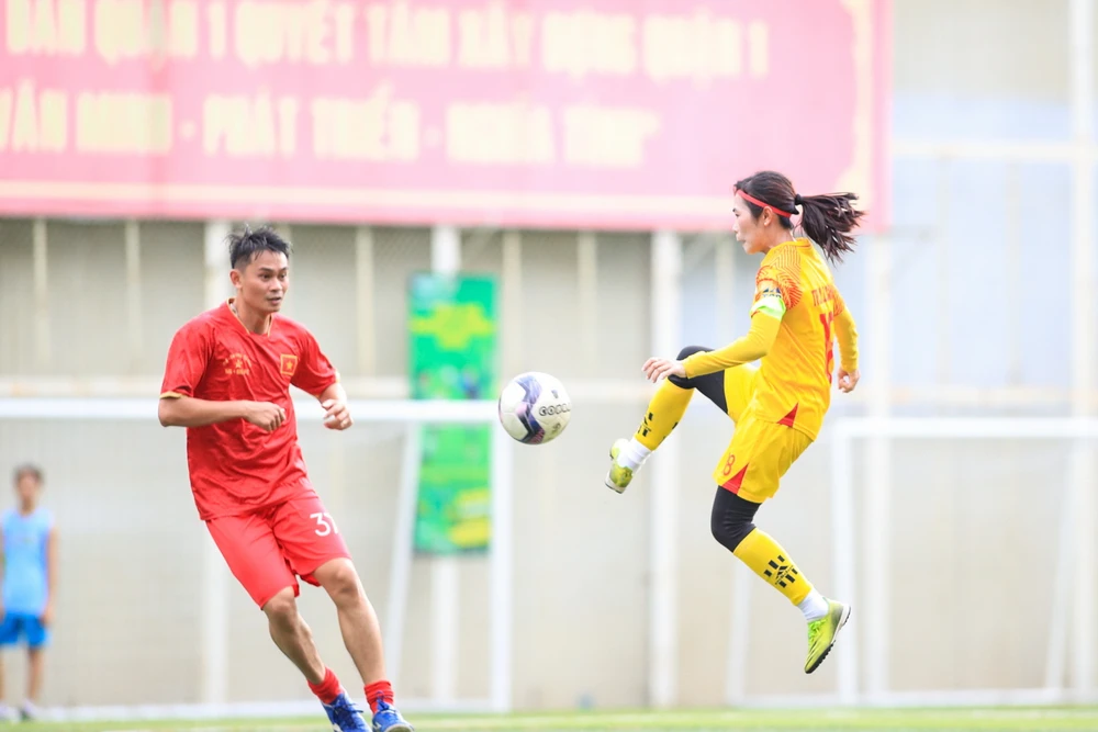 Trận đấu giữa Công ty Trí Việt và tuyển nữ U-19 TP.HCM diễn ra thật sôi nổi với nhiều đường bóng đẹp.