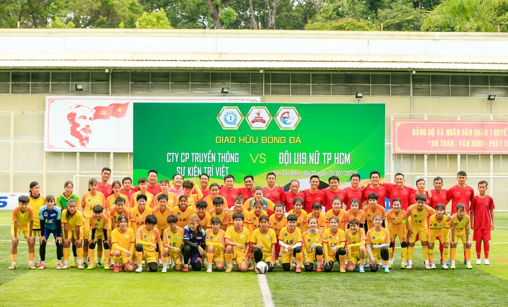 Tuyển nữ U-19 TP.HCM có trận giao hữu vui vẻ với Công ty Cổ phần Truyền thông - Sự kiện Trí Việt trên sân Tao Đàn chiều 21-7. Ảnh: VIỆT CƯỜNG.