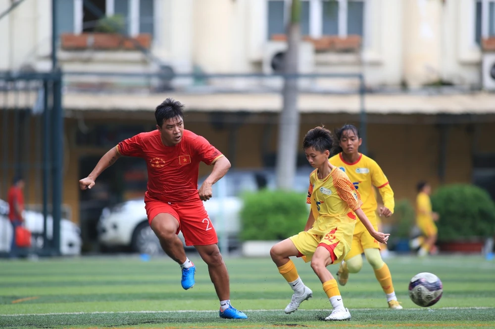 Trọng tài Futsal Trương Quốc Dũng đi bóng dũng mãnh trước các cô gái trẻ của TP.HCM.