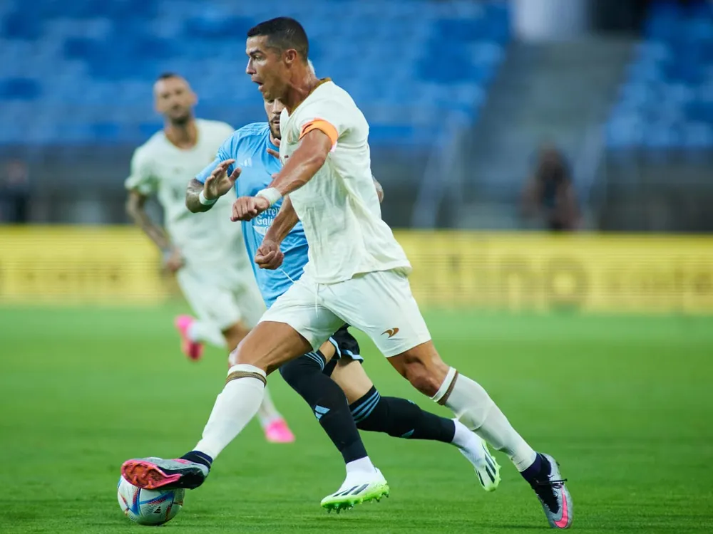 Ronaldo bị bắt gặp sử dụng đồ bảo vệ ống chân của hãng thể thao đối thủ. Ảnh: GETTY. Ronaldo bị bắt gặp sử dụng đồ bảo vệ ống chân của hãng thể thao đối thủ. Ảnh: GETTY.