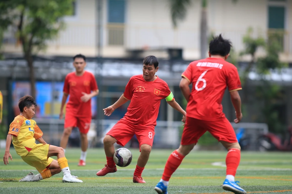 Lão tướng Hồ Văn Lợi đã 53 tuổi vẫn chạy tốt và thường có những pha đi bóng lắt léo khiến lứa cầu thủ nữ con cháu bị bất ngờ.