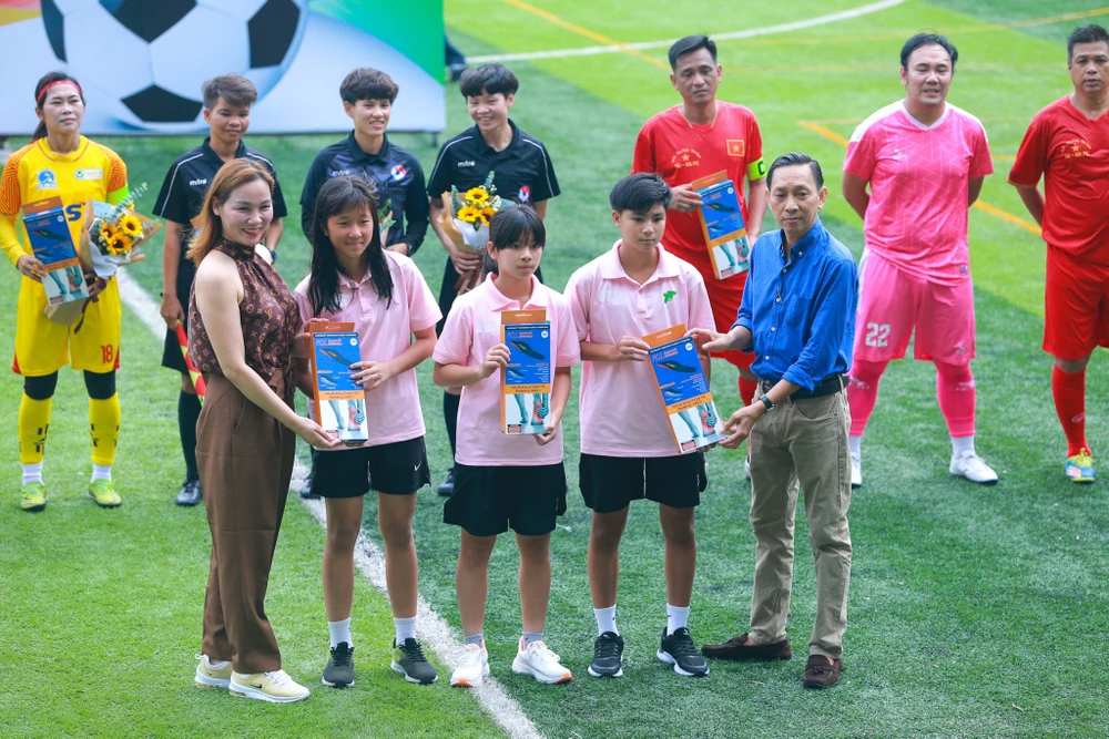 Đại diện Công ty Chicati và Trí Việt trao tặng các nữ cầu thủ sản phẩm đế lót giày P.O.L Custom Fit Orthotics – Giải pháp chỉnh hình mới trong công tác hỗ trợ và điều trị các bệnh lý về gót chân, cổ chân, bàn chân…