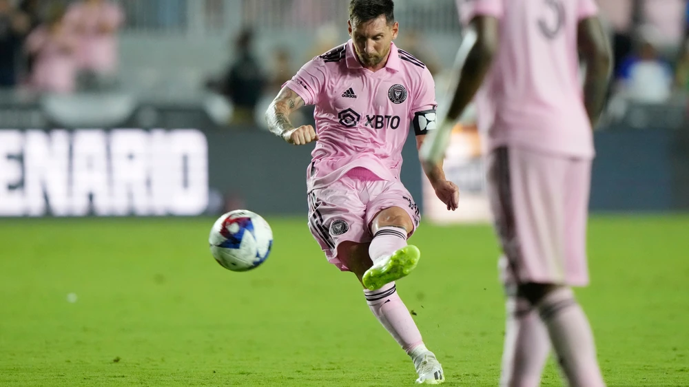 Messi tung cú sút thương hiệu ghi bàn trong trận ra mắt Inter Miami. Ảnh: GETTY.