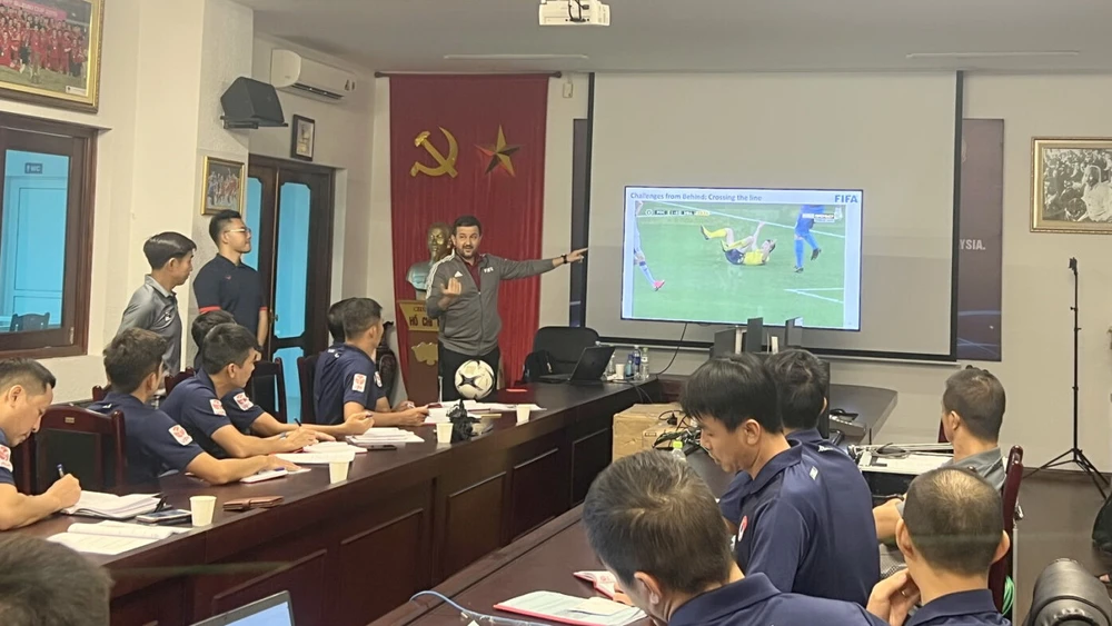 Giảng viên FIFA huấn luyện các trọng tài Việt Nam sử dụng VAR. Ảnh: VPF.